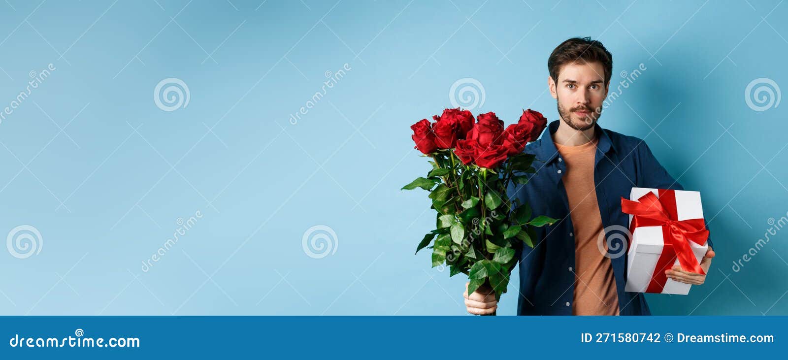 Romance de san valentín. hombre joven con ramo de rosas rojas y