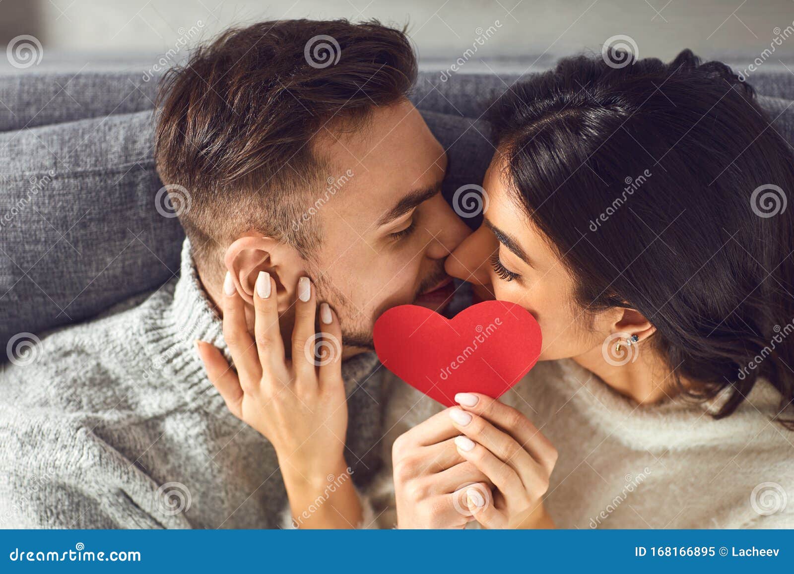 Día De San Valentín Amante Pareja Con Corazones En La Habitación Besándose Imagen de archivo - Imagen de regalo, hombres: 168166895 Día De San Valentín Amante Pareja Con Corazones En La Habitación Besándose Imagen de archivo - Imagen de regalo, hombres: 168166895