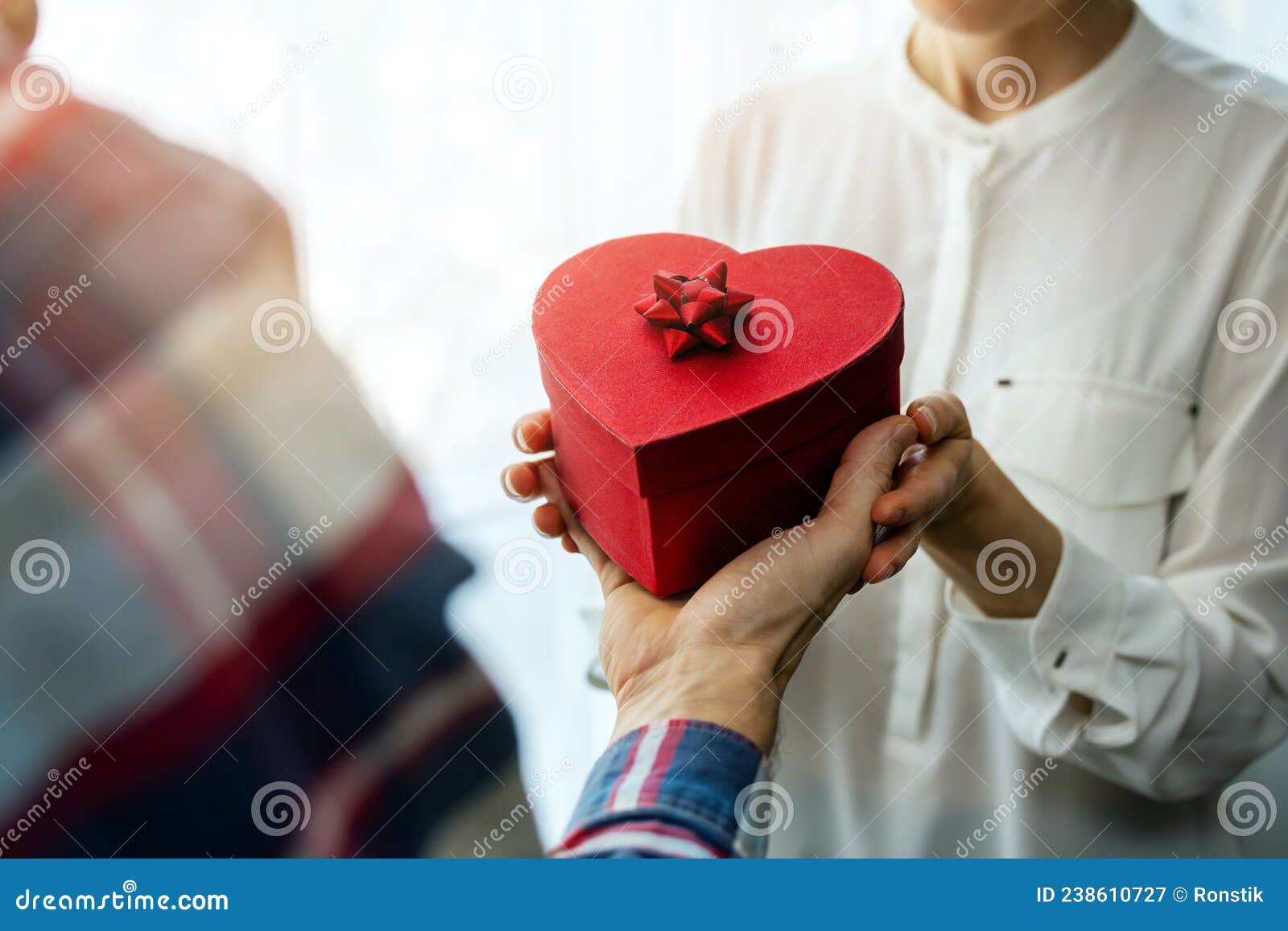 Día De San Valentín. Hombre Dando Caja De Regalo De Corazón Romántico a Su  Mujer Imagen de archivo - Imagen de amor, casero: 238610727