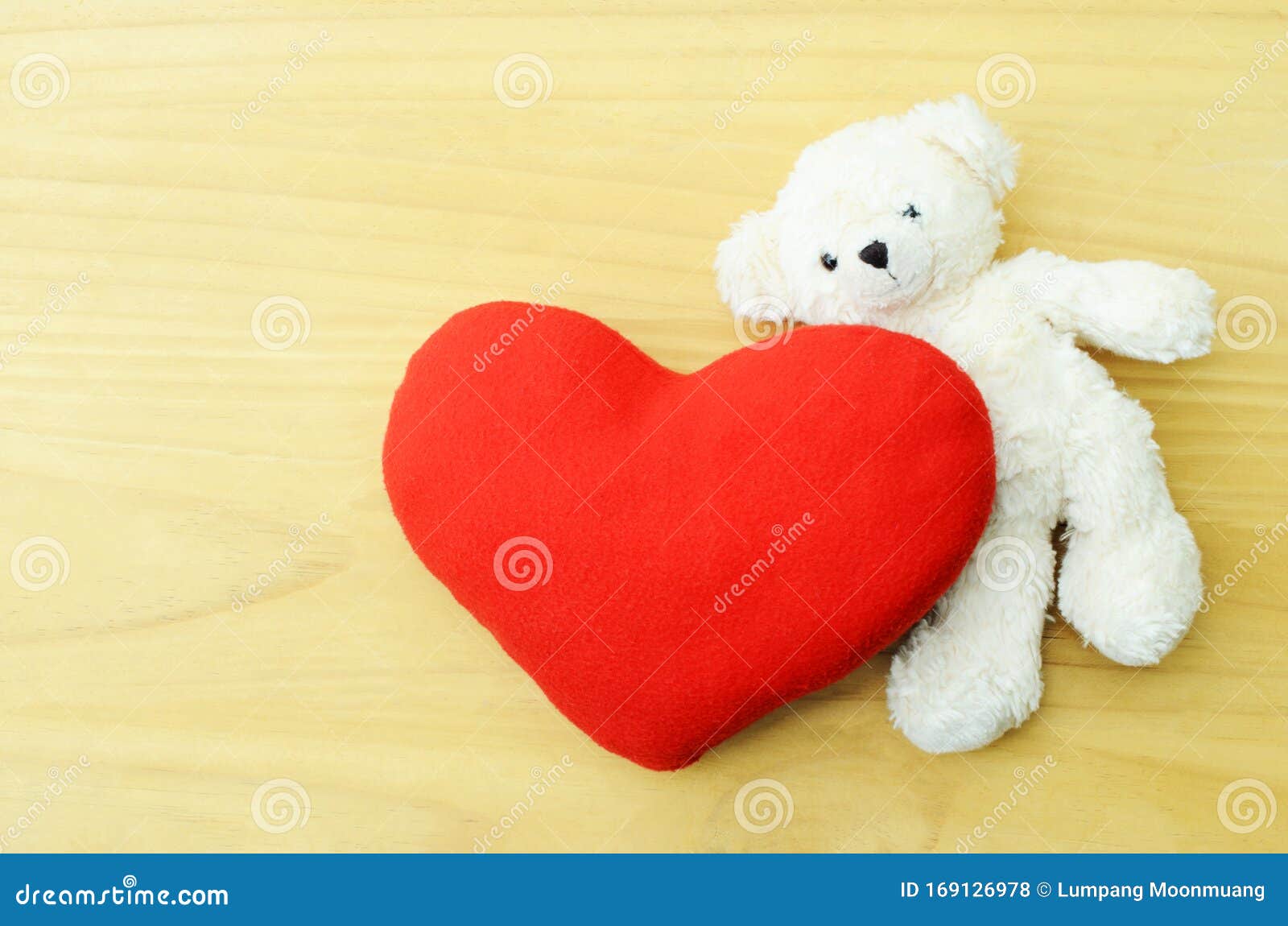 Rojo Amor De Texto En Osito De Peluche Para El Día De San Valentín Con El  Corazón Blanco En Piso De Madera Fotos, retratos, imágenes y fotografía de  archivo libres de derecho.