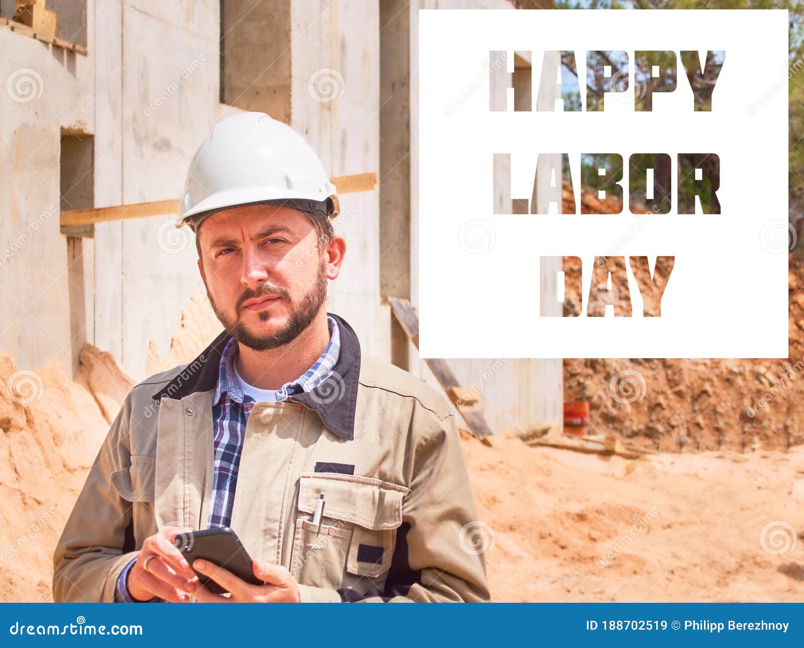 Dia Del Trabajo Feliz Ingeniero Civil Caucasico Barbudo O Trabajador De La Construccion Con Sombrero Duro Blanco Usa Su Telefono Imagen De Archivo Imagen De Casco Desarrollo 188702519