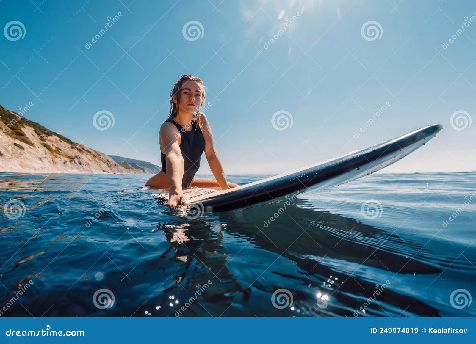 Soleado Con Atractiva Chica En Tablas De Surf En El Océano. Bella Joven Mujer Mira La Cámara Imagen de archivo - Imagen de belleza, atlético: 249974019