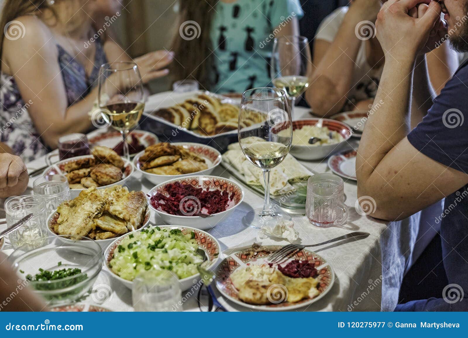 Diner Famille Table Festin Nourriture Rassemblement Groupe Repas Partie Les Gens Celebration Anniversaire Thanksgivin Image Stock Image Du Configuration Indoors