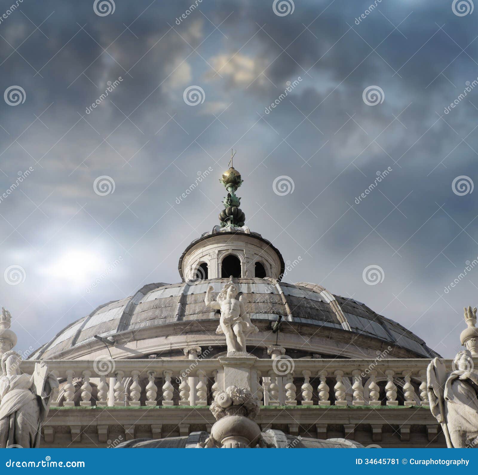 Dôme italien image stock. Image du structure, croix, italie 34645781