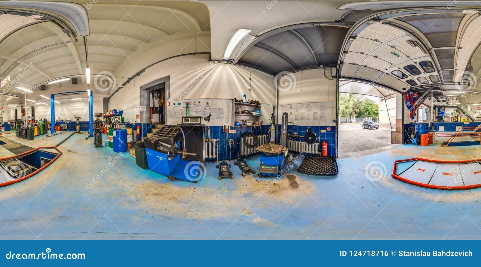 Mooie achtergrond 3D sferisch panorama met 360 graad het bekijken hoek van benzinestation met een hefboom Klaar voor virtuele werkelijkheid in vr Volledige equirectangular projectie