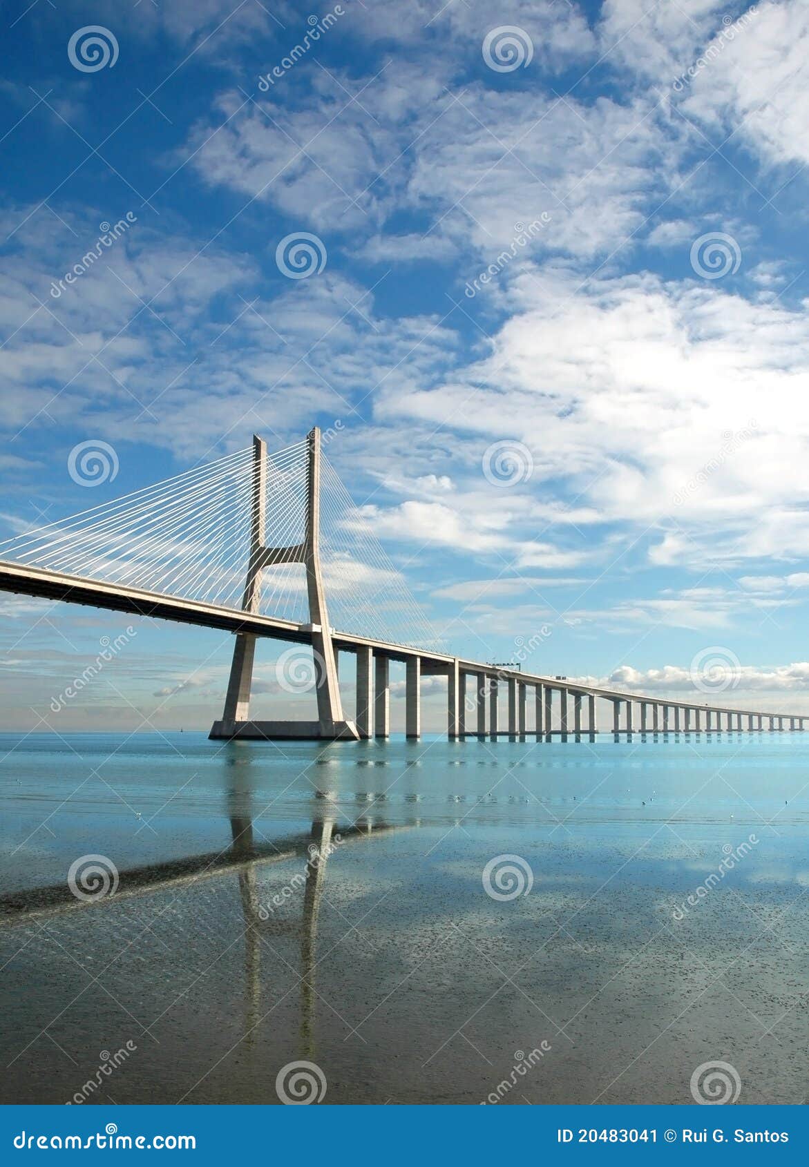 Da bridżowy gama Vasco. Da gama bridżowy skrzyżowanie Lisbon Portugal rzeczny Tagus Vasco
