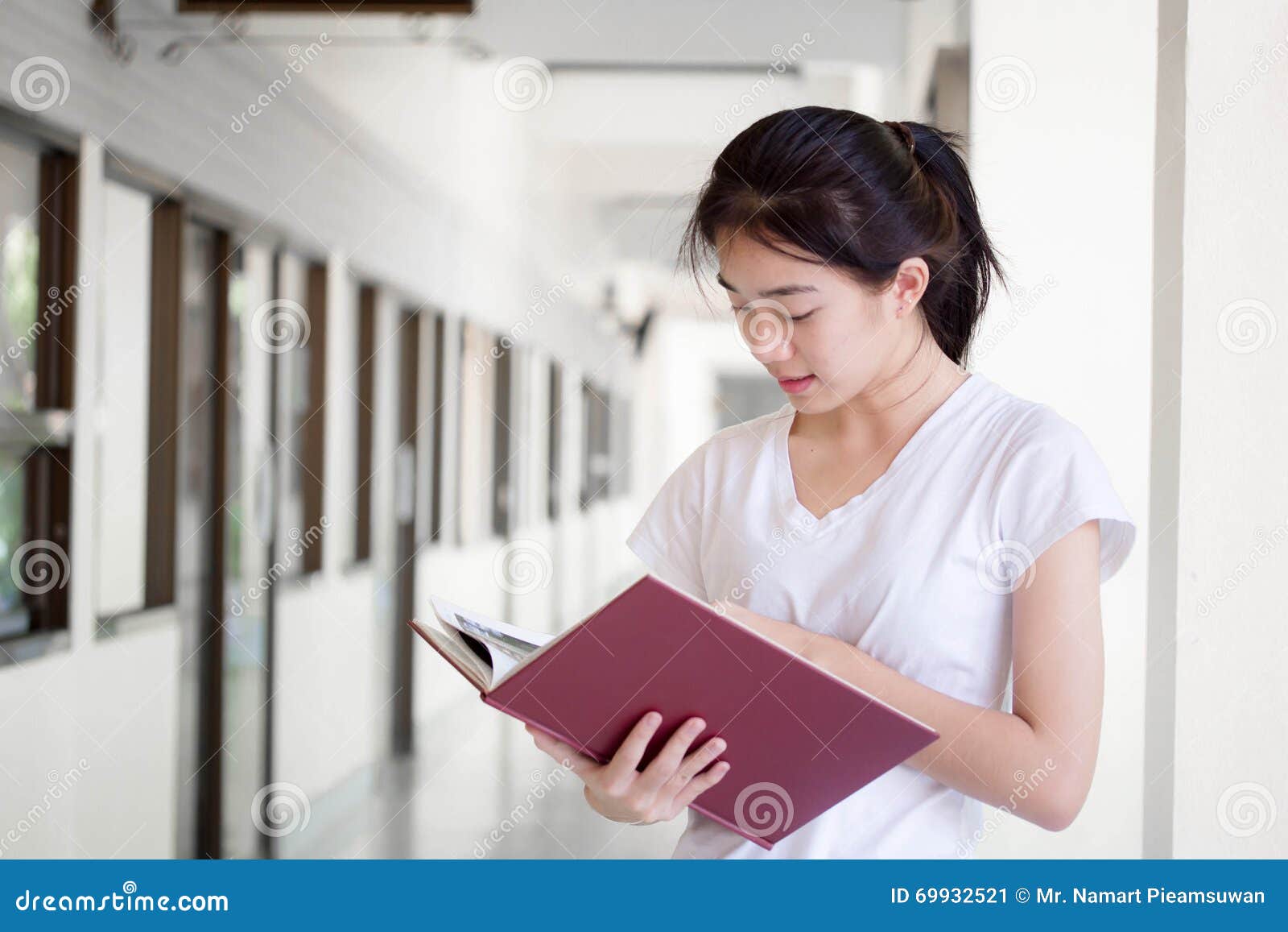 Da universidade tailandesa do estudante da porcelana de Ásia a menina bonita leu um livro Tailândia