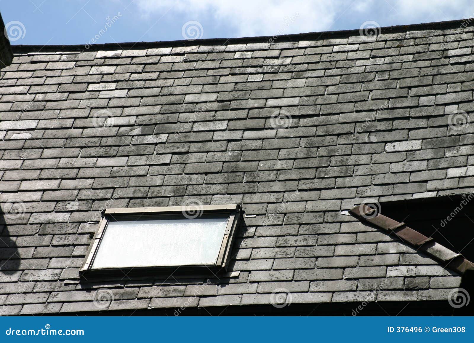 DachbodenFenster stockfoto. Bild von oberseite
