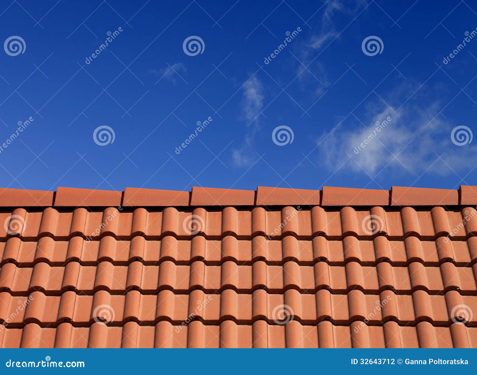 Dachplatten gegen blauen Himmel