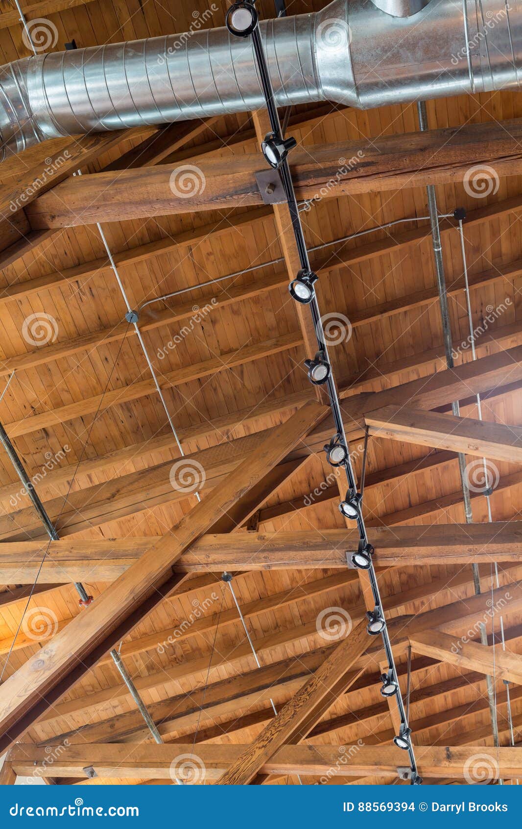 Dachsparren und Kanalisierung. Kanalisierung und Lichter unter einem Naturholzdach und -dachsparren