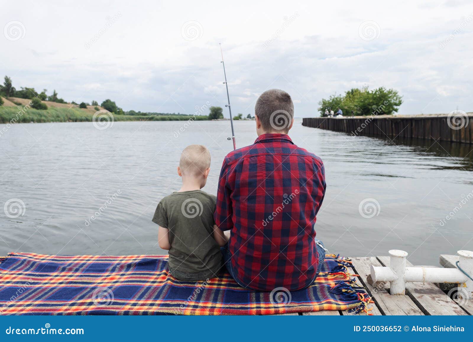 Father and Son Fishing. Dad Shows His Son How To Hold the Spinning and Spin  the Reel. Fishing Training on a Pond or River. Caring Stock Photo - Image  of hobbies, caucasian