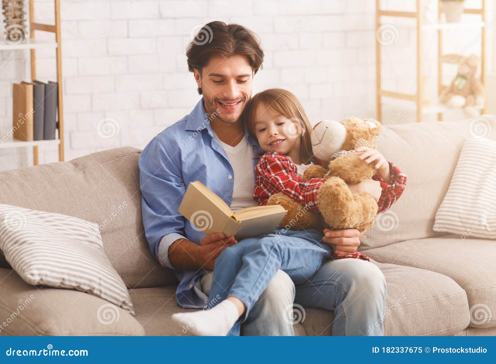 Daddy and Daughter Reading Funny Stories Together Stock Image - Image of  connection, cute: 182337675