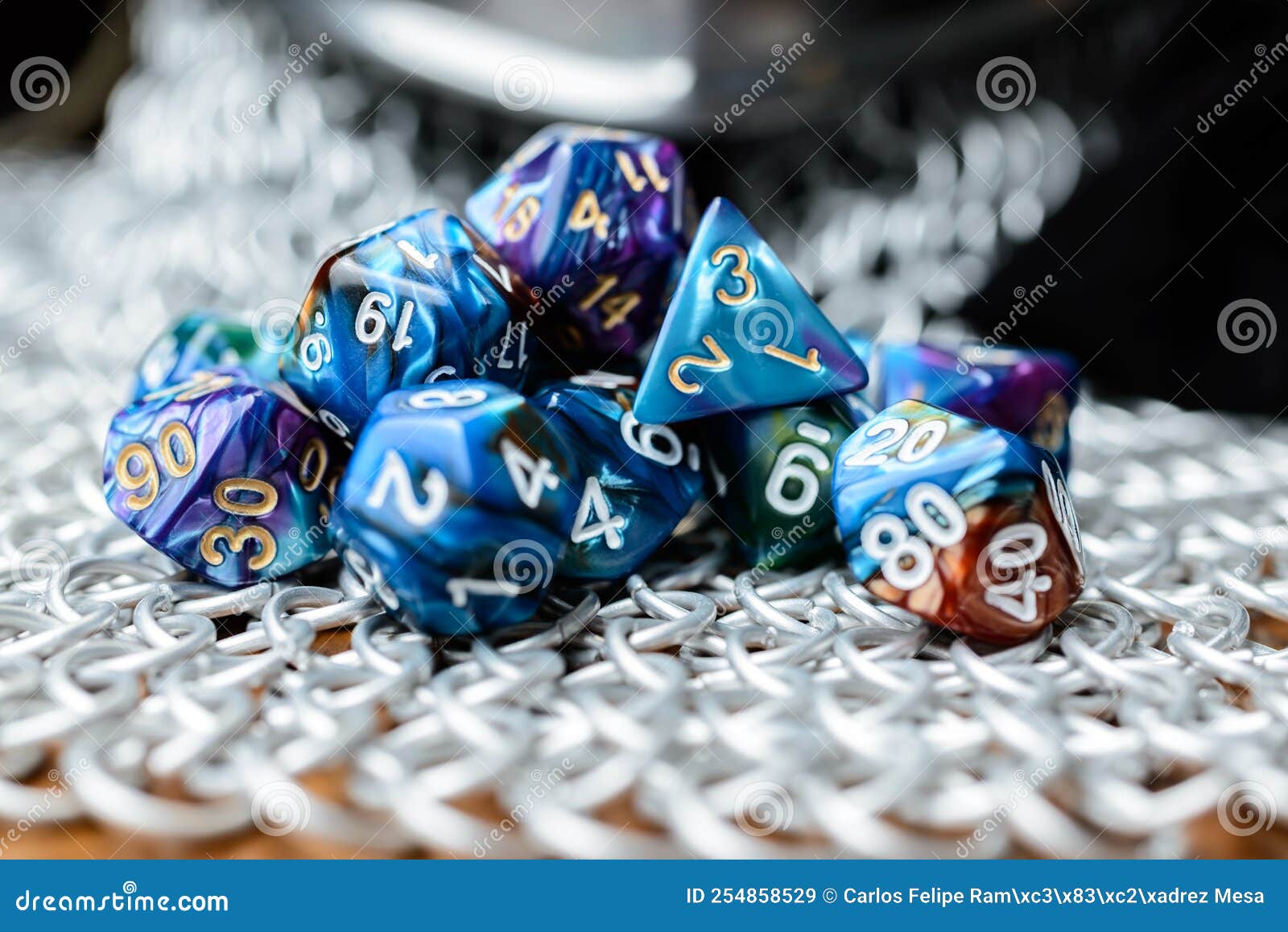 Jogo E Jogo De Dados E Templar Cavaleiro Armadura No Jogo Épico Jogo De  Mesa Para RPG. Gelo E Fogo E Dragões E Masmorras Foto Royalty Free,  Gravuras, Imagens e Banco de