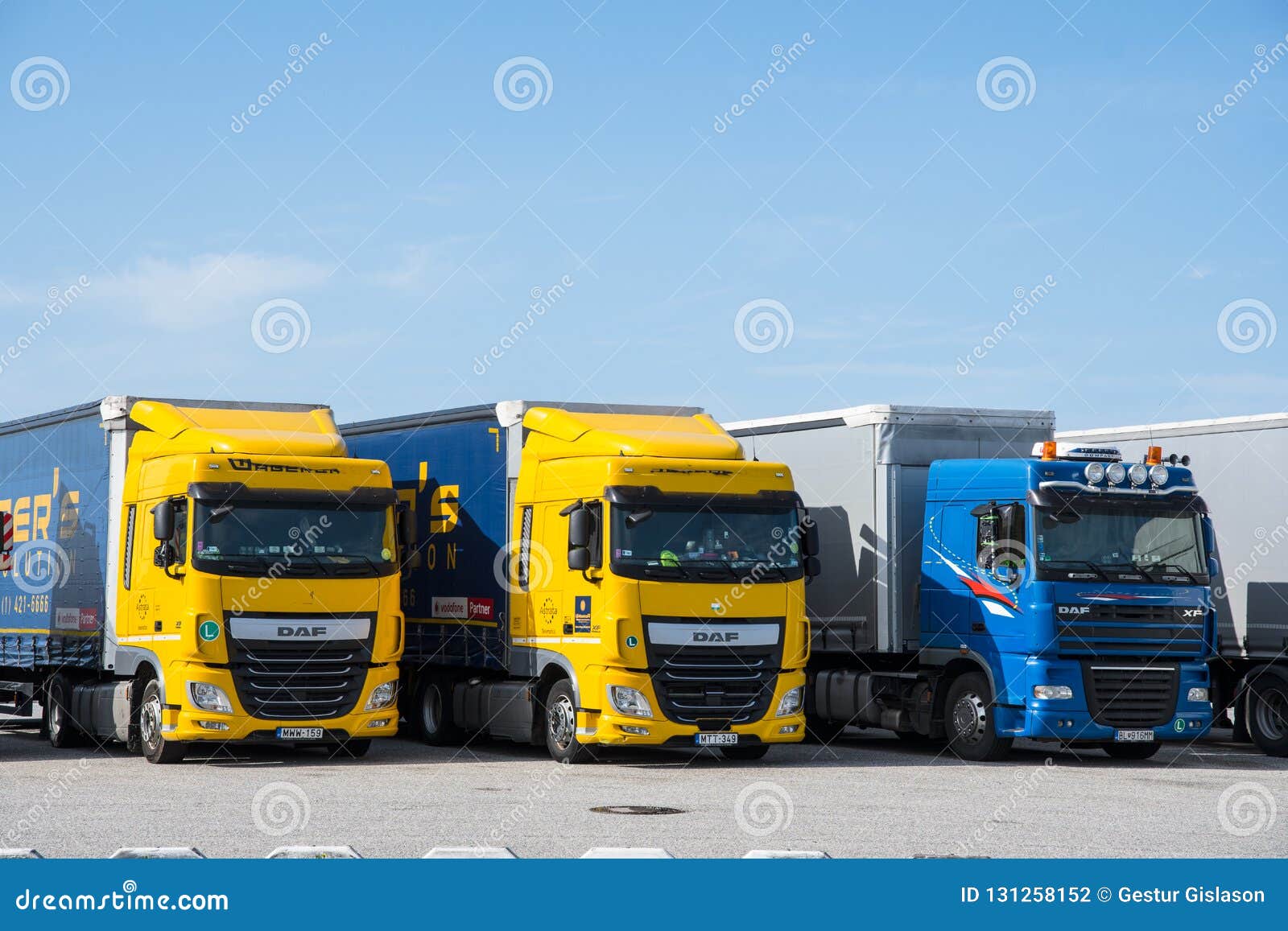 Rostock Alemania - 22 de abril 2018: DAF Lorry que espera un transbordador