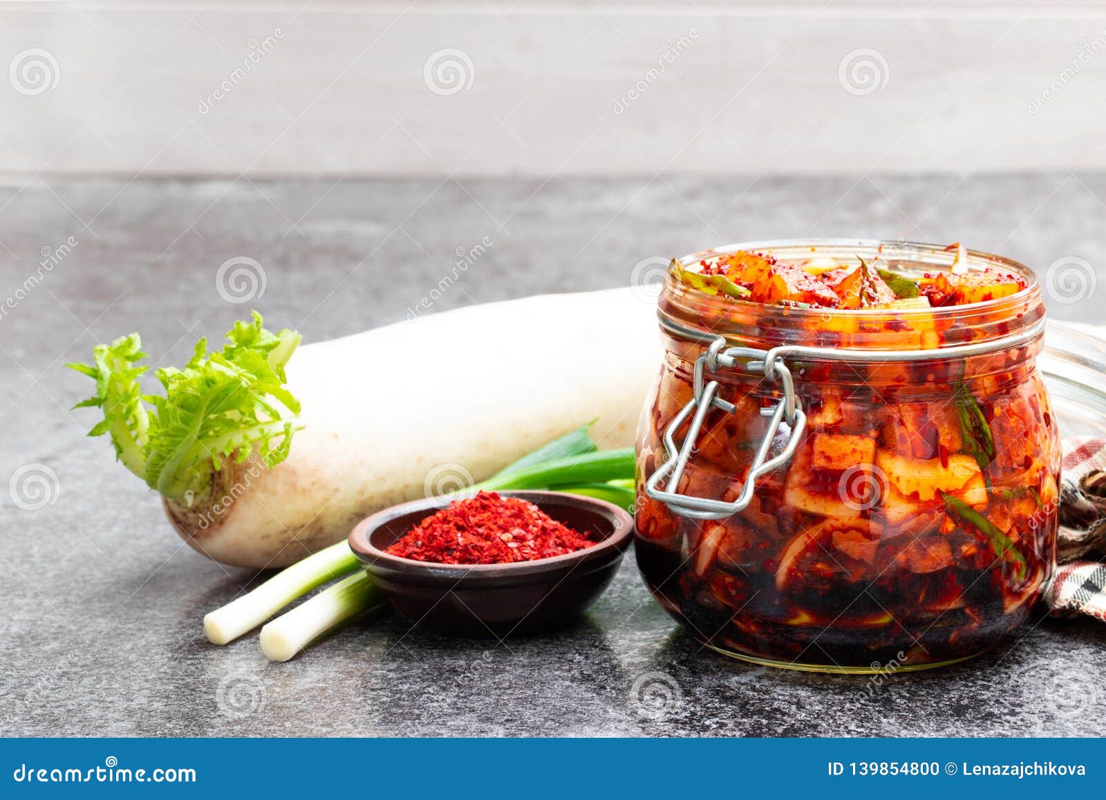 Daikon-Rettich Kimchi Koreanische Nahrung Auf Grauer Tabelle Stockfoto ...