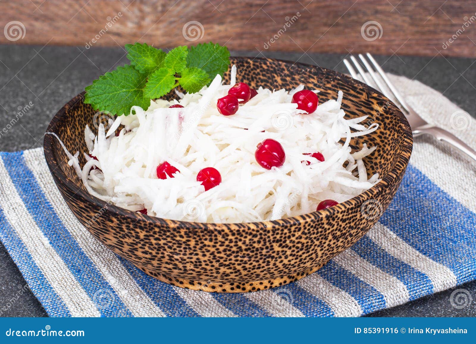 Daikon-Salat Mit Moosbeeren Und Jogurt Stockfoto - Bild von apfel ...