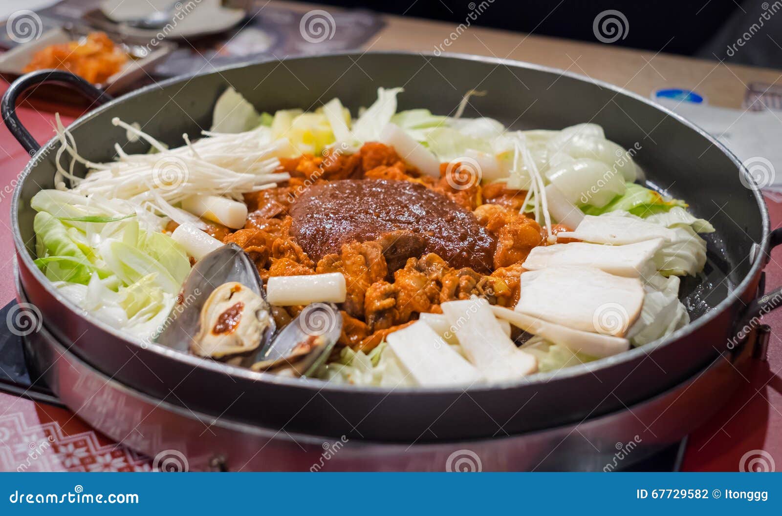 Dak Galbi, Carne in Padella Coreana E Frutti Di Mare in Salsa Piccante  Fotografia Stock - Immagine di salsa, grasso: 67729582