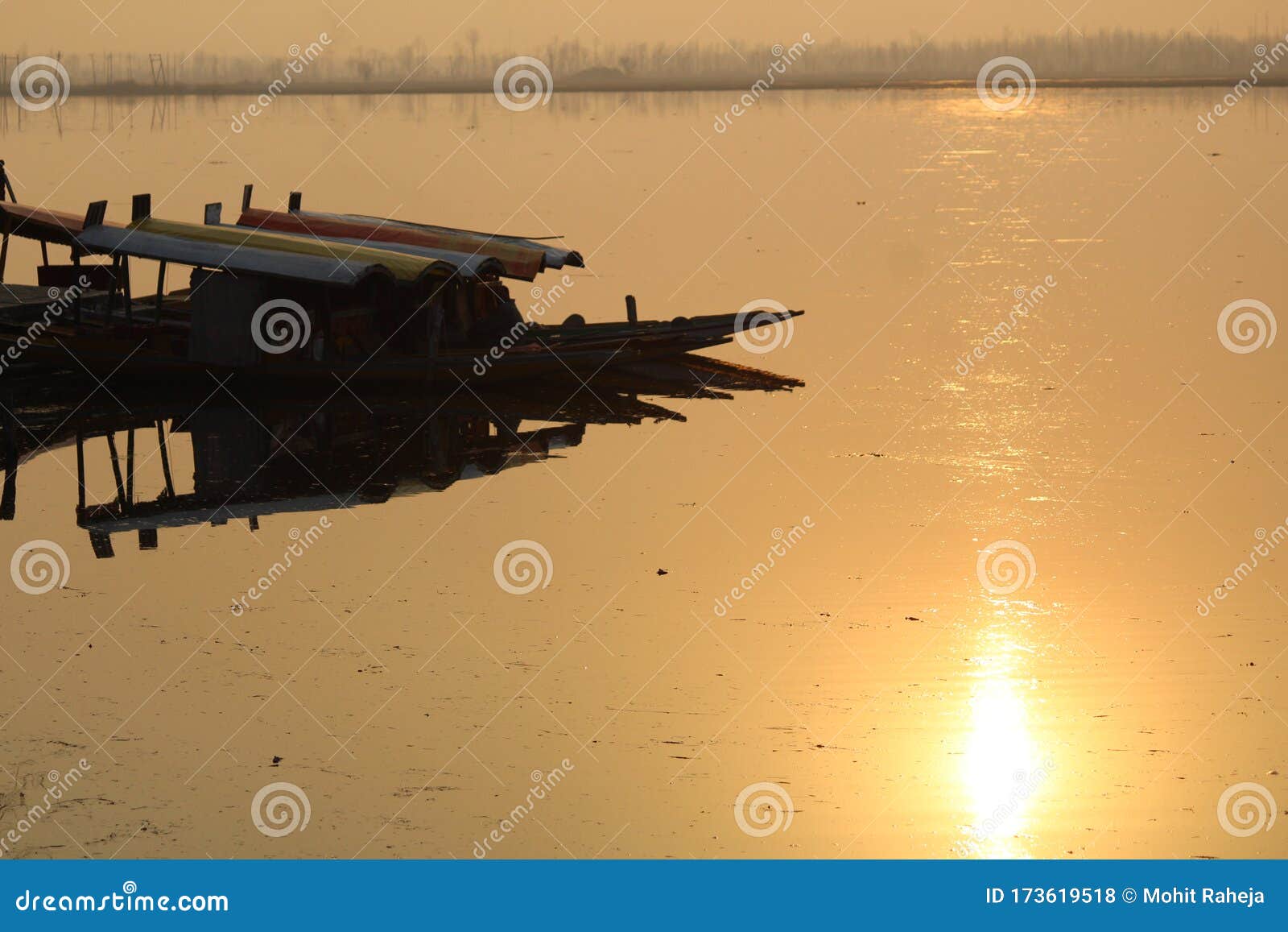 dal lake srinagar old structure with reflection