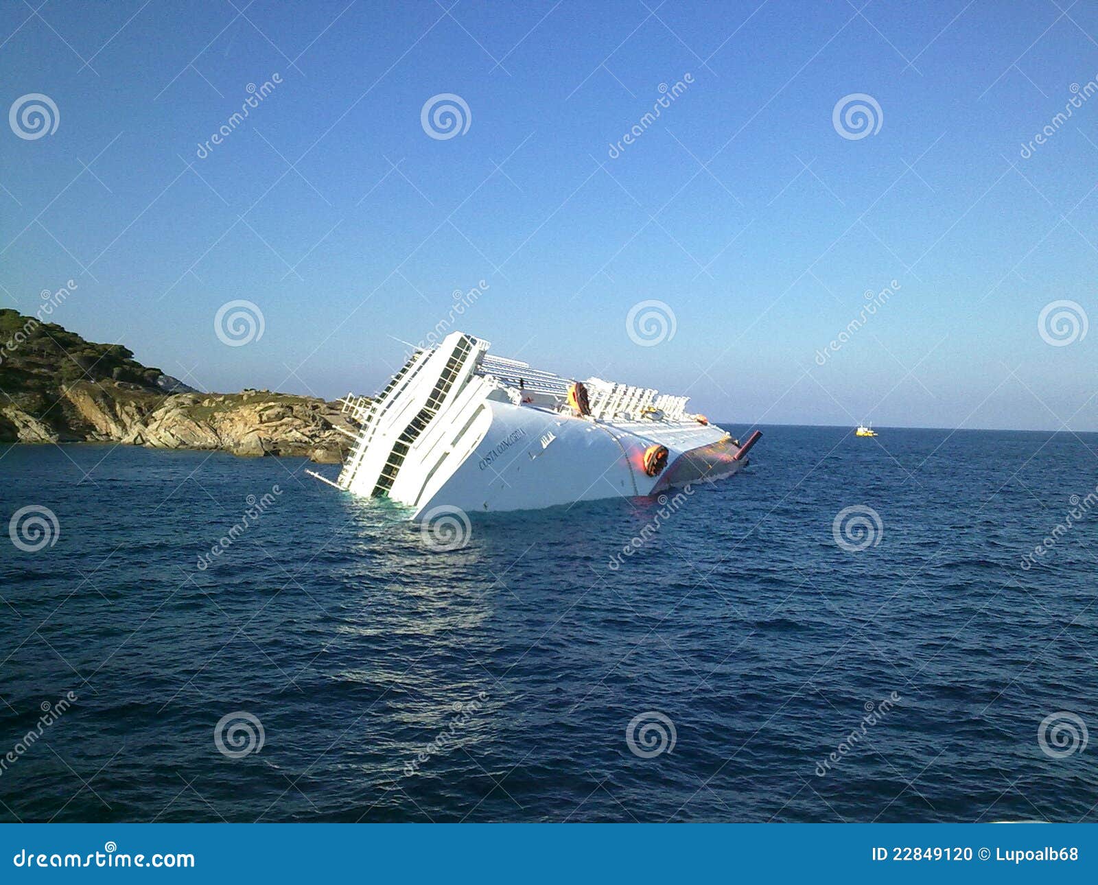 Dalend cruiseschip Costa Concordia, is nieuws van de wereld, misschien in de nieuwssectie, spreken wij over alle nieuws en de kranten rond de wereld, is een gebeurtenis uniquehttp: /www.bbc.co.uk/news/world-europe-16564789