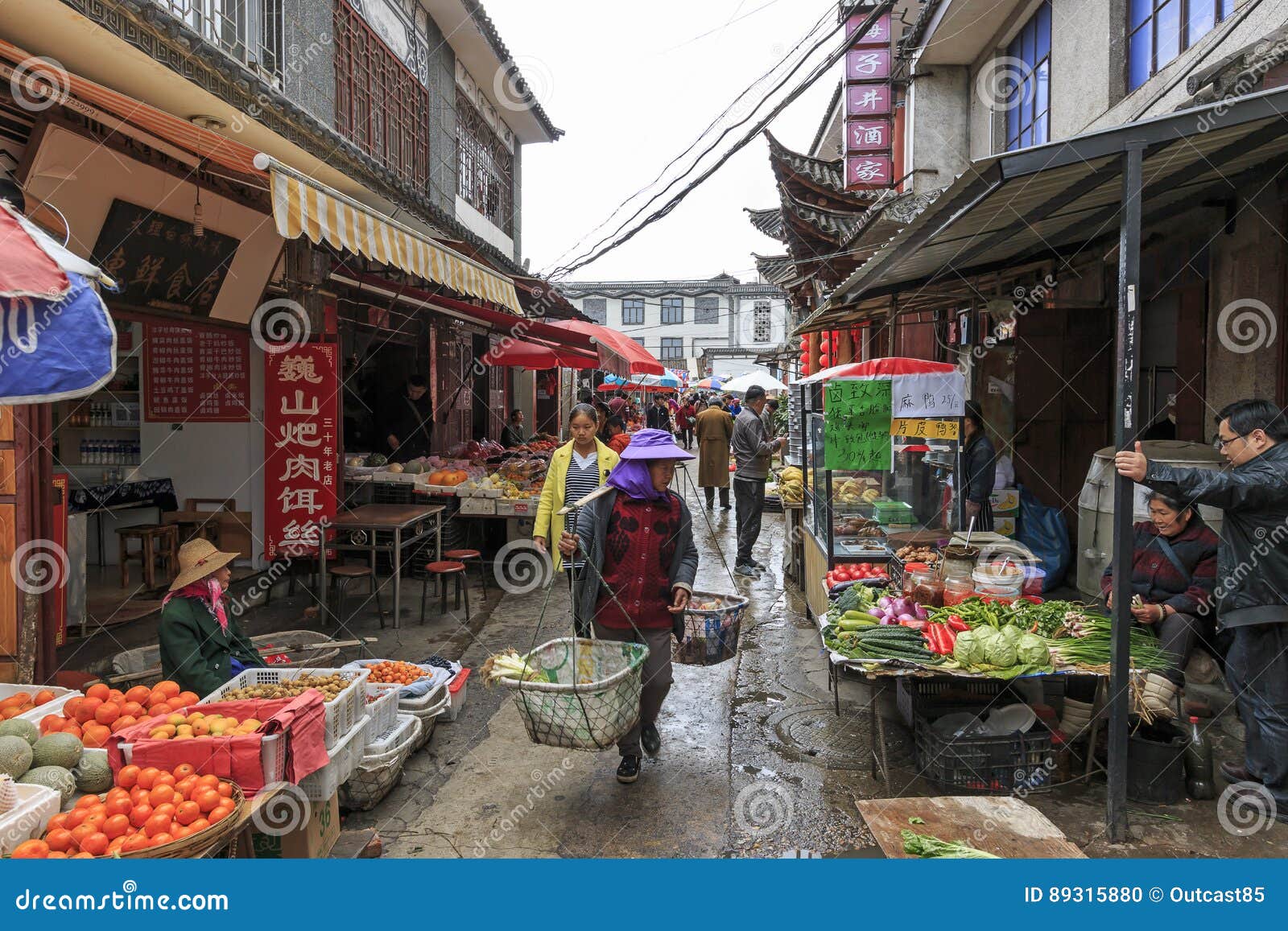 Dali, China - Maart 19, 2017: Landbouwers` s markt in een smalle straat in de oude stad van Dali in Yunnan, het oude koninkrijk van Nanzhao