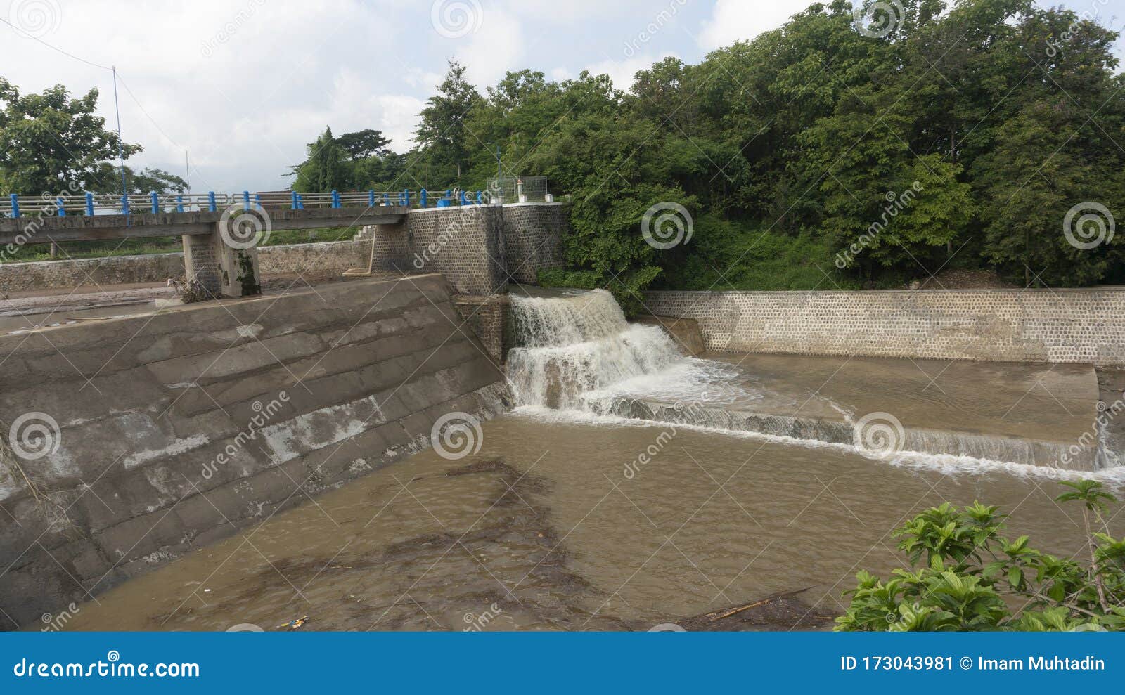 Dam Divider River Water Flow Stock Image Image of auto, engine 173043981