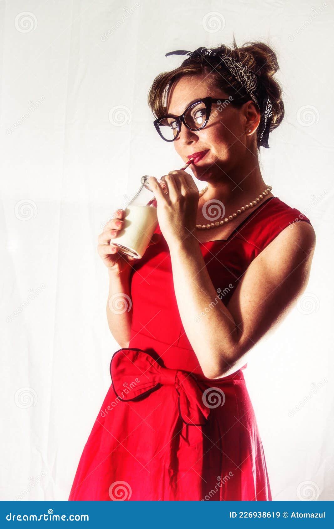 Dama Con Traje Rojo Vintage Bebiendo Leche Imagen de archivo - Imagen de feminidad, hembra: 226938619 Dama Con Traje Rojo Vintage Bebiendo Leche Imagen de archivo - Imagen de feminidad, hembra: 226938619