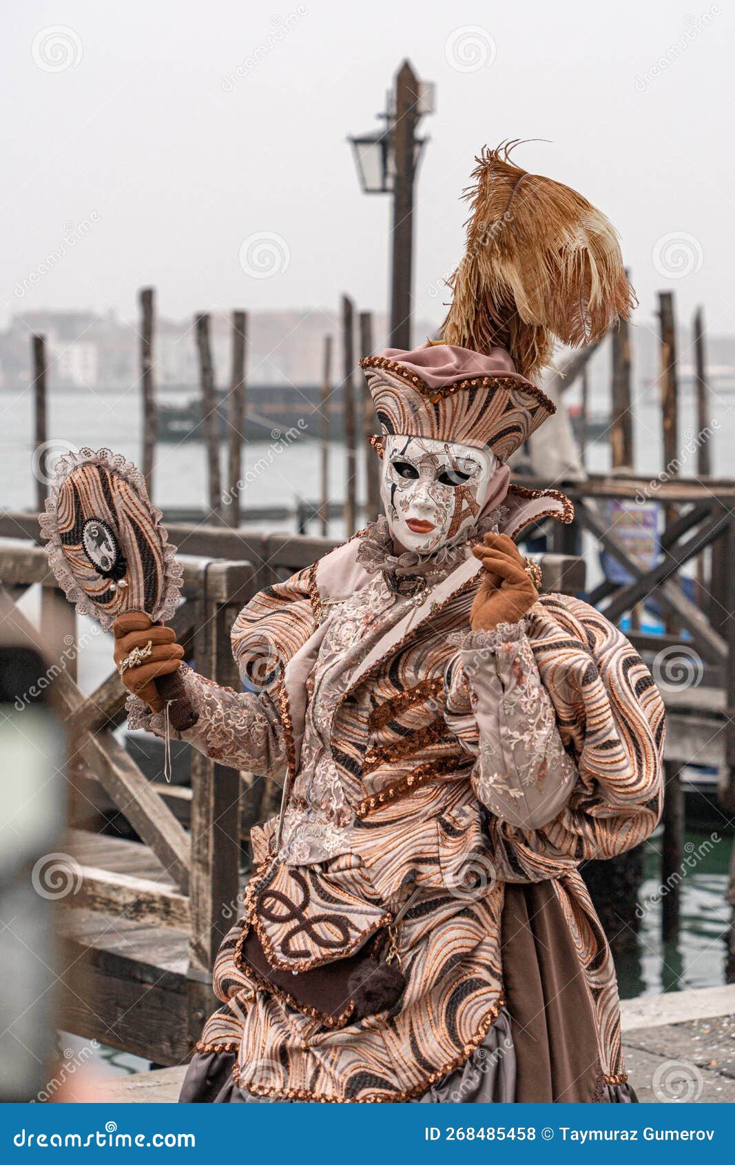 Mujer de Caperucita Roja disfraz gestos delante de la Iglesia de San  Zaccaria durante el Carnaval en Venecia Fotografía de stock - Alamy