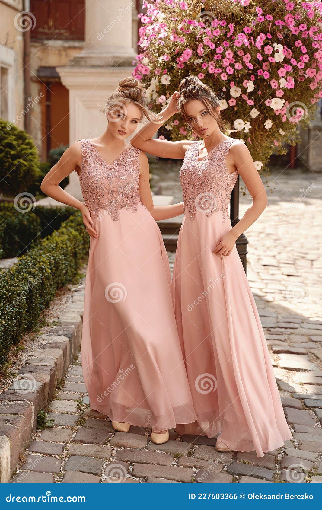 Damas De Honor Europeas Con Ropa De Divirtiéndose Foto de archivo - Imagen de lujo, pelo: 227603366