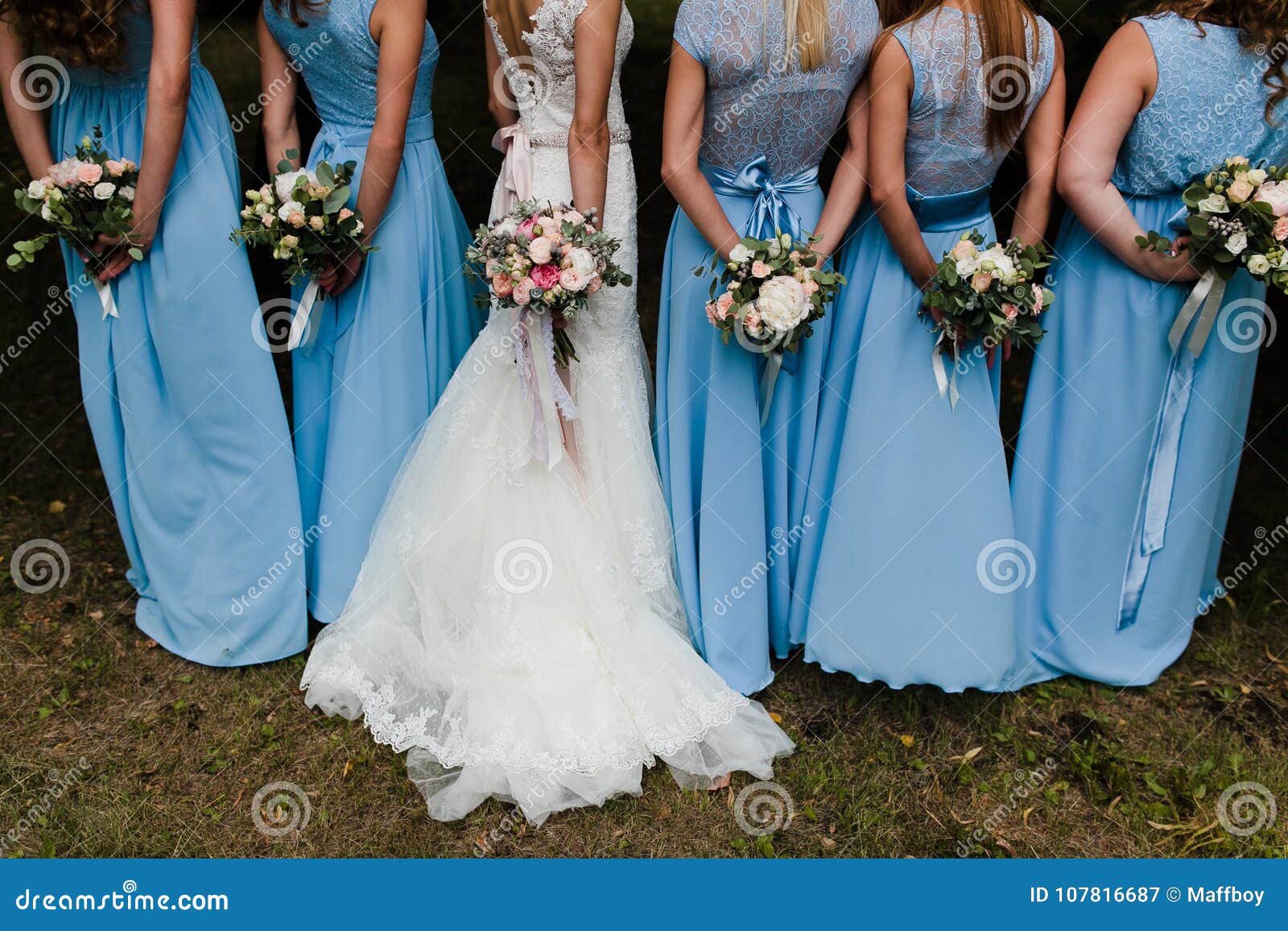 Damas de honra no azul imagem de stock. Imagem de vestidos - 107816687