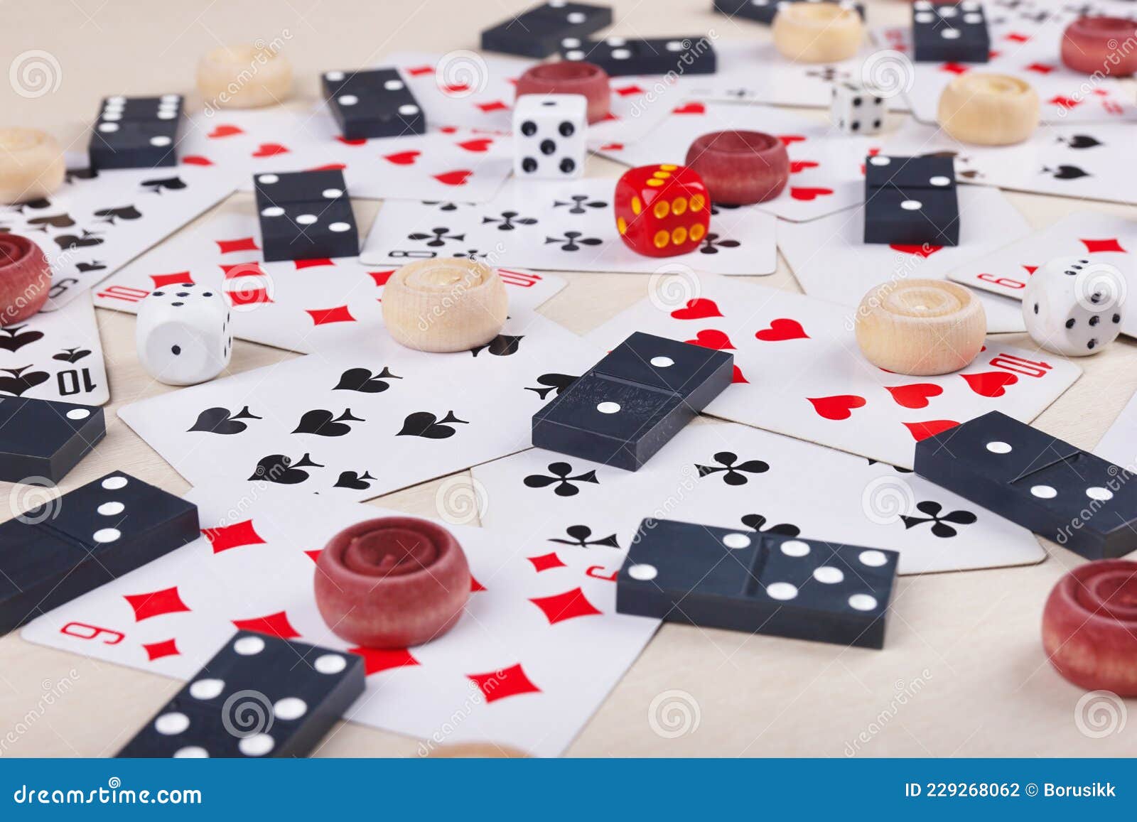 Jogo Dominó. Dama Domino Jogando Jogos De Mesa. Companhia De Amigos. Video  Estoque - Vídeo de ocasional, relaxar: 210747195