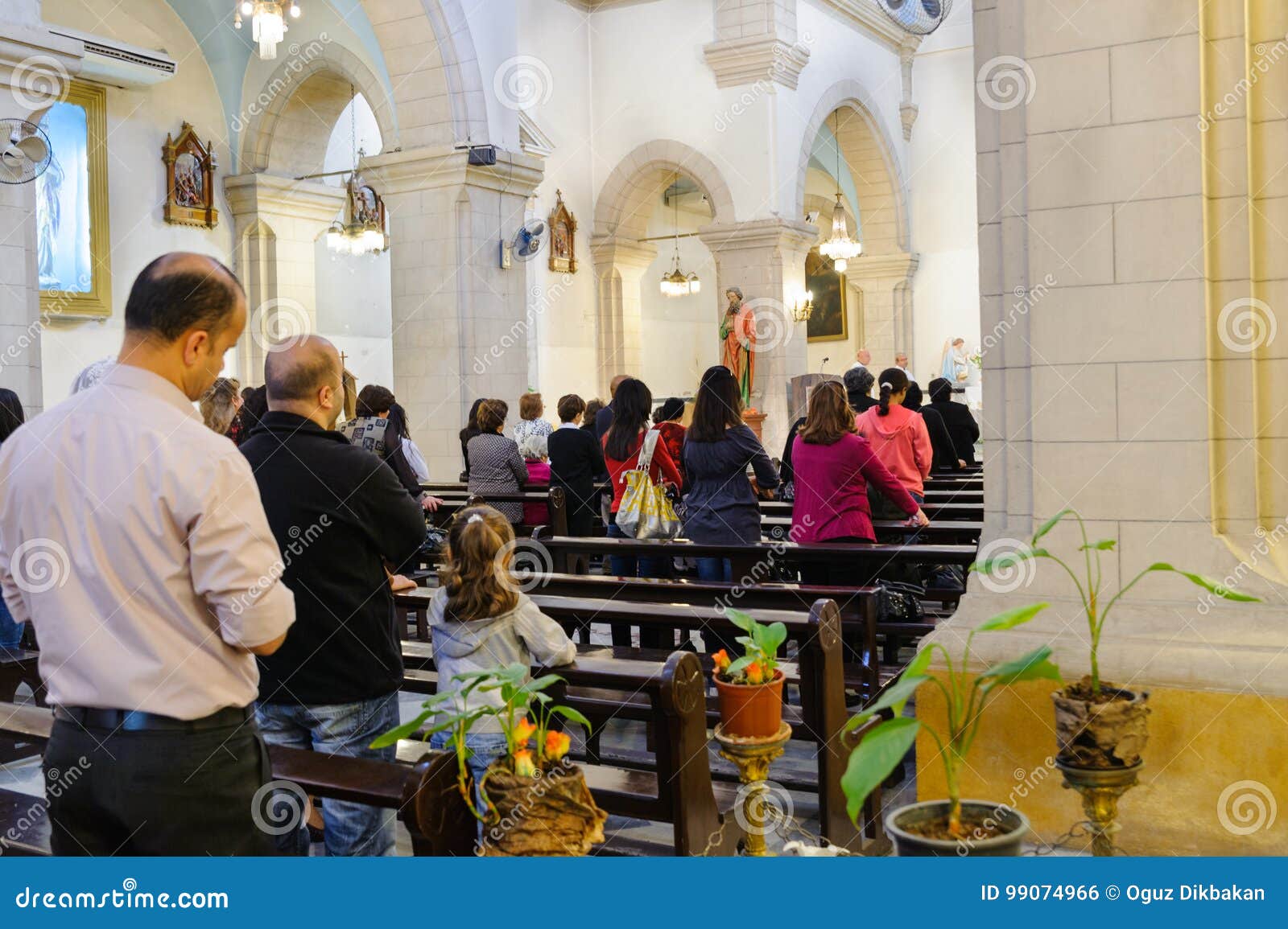 DAMASCO, SIRIA - 16 DE NOVIEMBRE DE 2010: Gente En La Catedral De Mariamite De Damasco La Iglesia Es Una De Las Iglesias Ortodoxa Foto editorial - Imagen de historia, cristianismo: 99074966 DAMASCO, SIRIA - 16 DE NOVIEMBRE DE 2010: Gente En La Catedral De Mariamite De Damasco La Iglesia Es Una De Las Iglesias Ortodoxa Foto editorial - Imagen de historia, cristianismo: 99074966