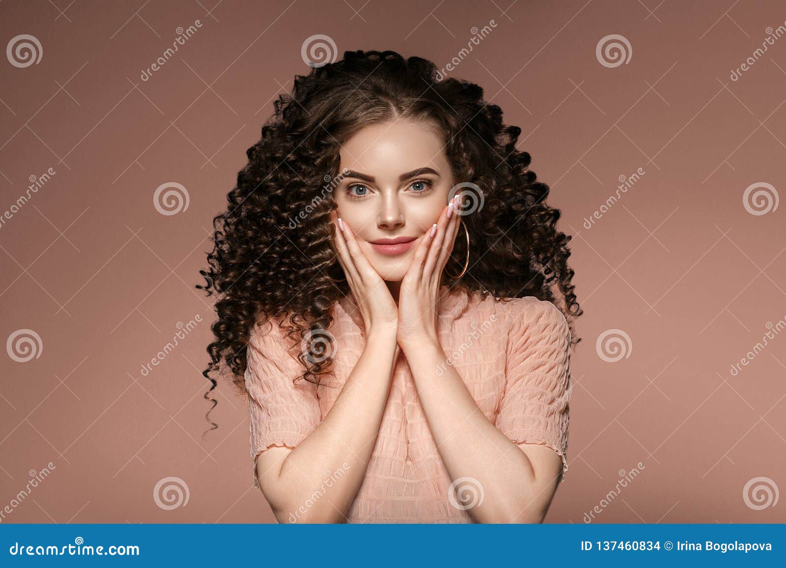 Dame De Coiffure De Femme De Cheveux Boucles Avec De Longs Cheveux De Brune Photo Stock Image Du Avec Femme 137460834