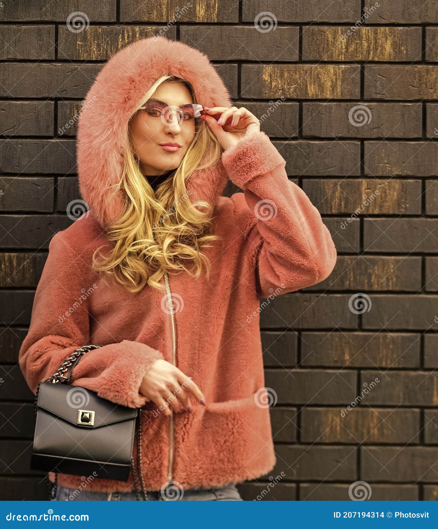 Dame Fascinante. La Mode Aussi Unique Que Vous etes. Manteau En Peau De Mouton Rose. Manteau Chic Soignee. Manteau En Peau De Mout Photo stock Image du fashionable poilu 207194314