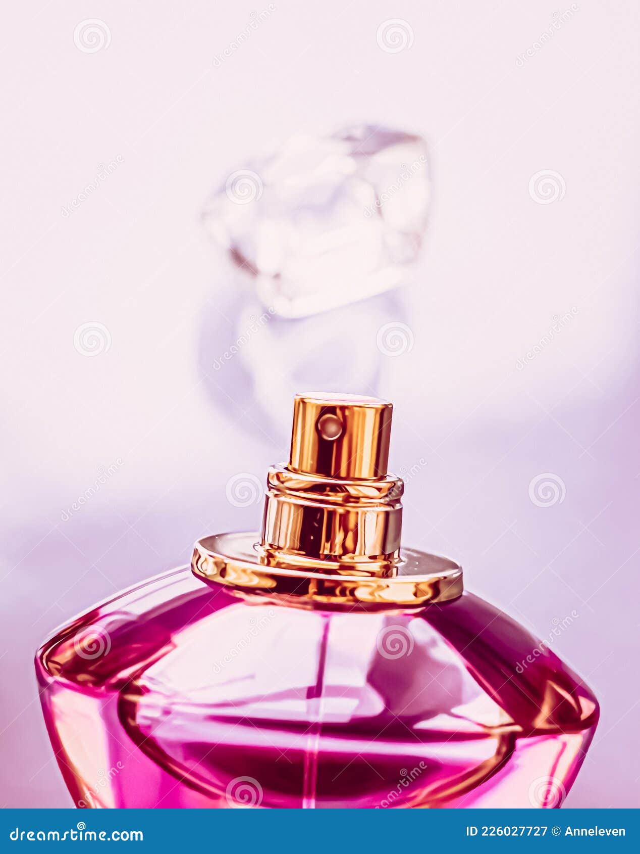 Damen Parfüm Rosa Köln Flasche Als Vintage Duft Eau De Parfum Als  Urlaubsgeschenk Luxus Parfümerie Marke Präsentieren Stockbild - Bild von  parfümerie, eleganz: 226027727