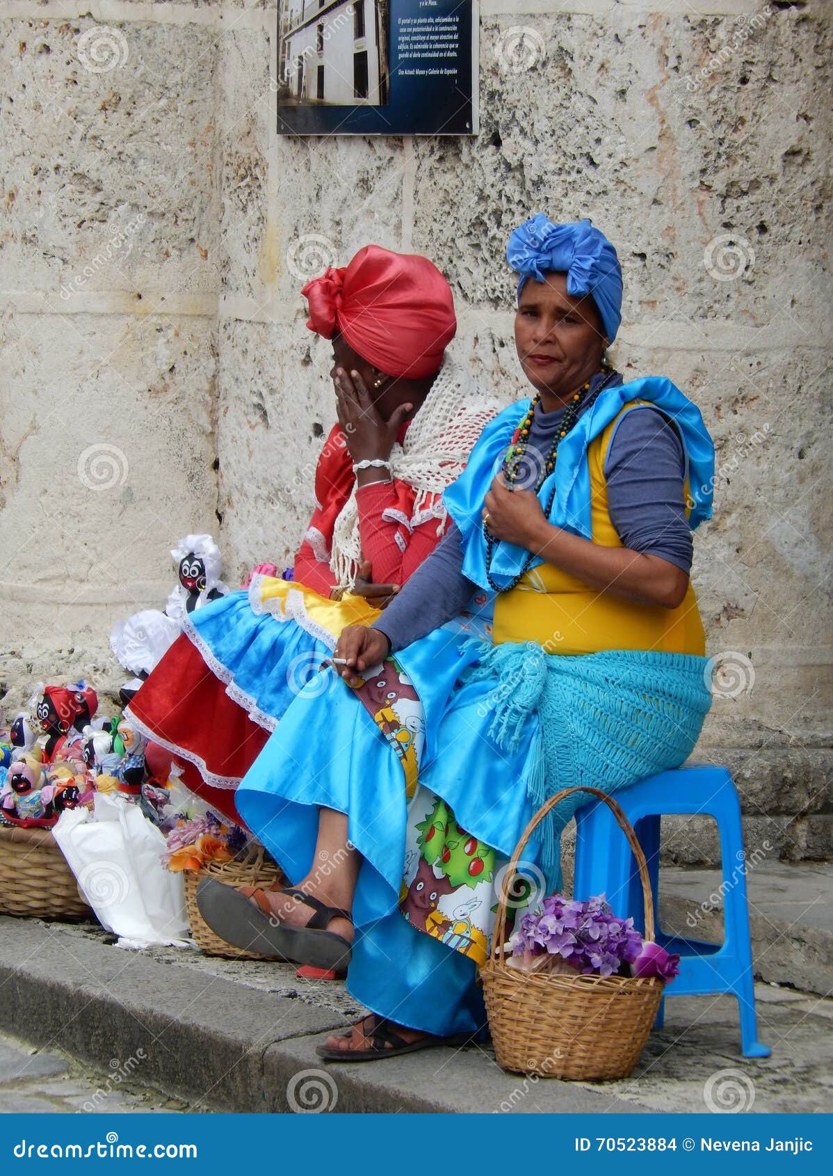 Verwonderlijk DAMES IN KLEURRIJKE KLEDING, HAVANA, CUBA Redactionele Stock QS-55