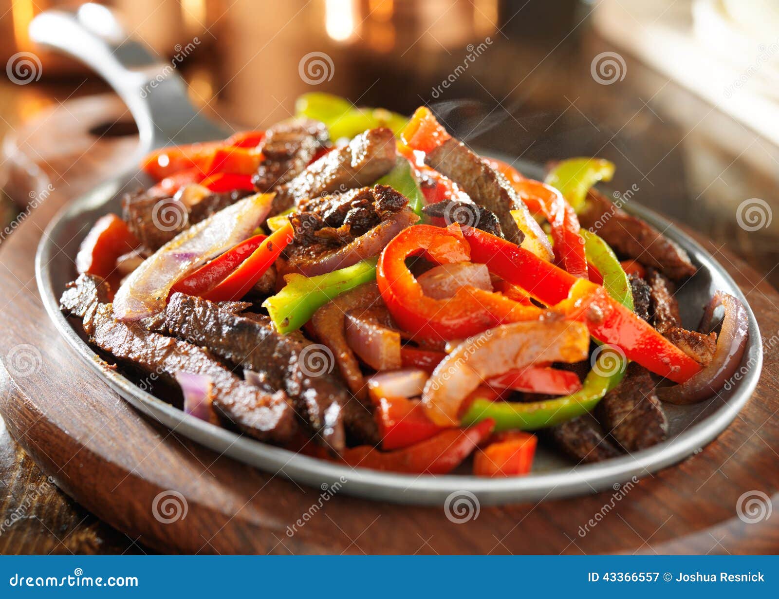 Dampfige Heiße Mexikanische Rindfleisch Fajitas Stockbild - Bild von ...