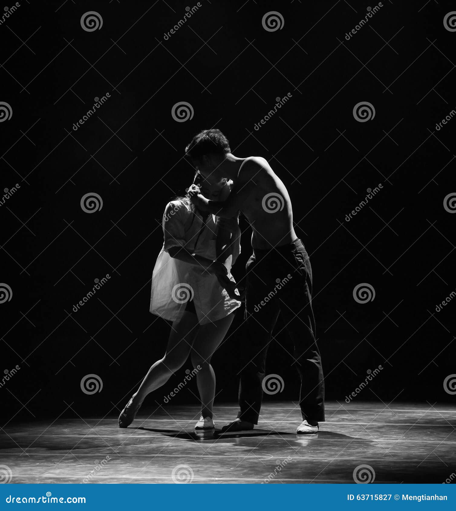 Dança Moderna Da Matiz-posse Do Amor- Preto E Branco Sobre Fotografia  Editorial - Imagem de escola, mostra: 63715827, image size:1508x1690