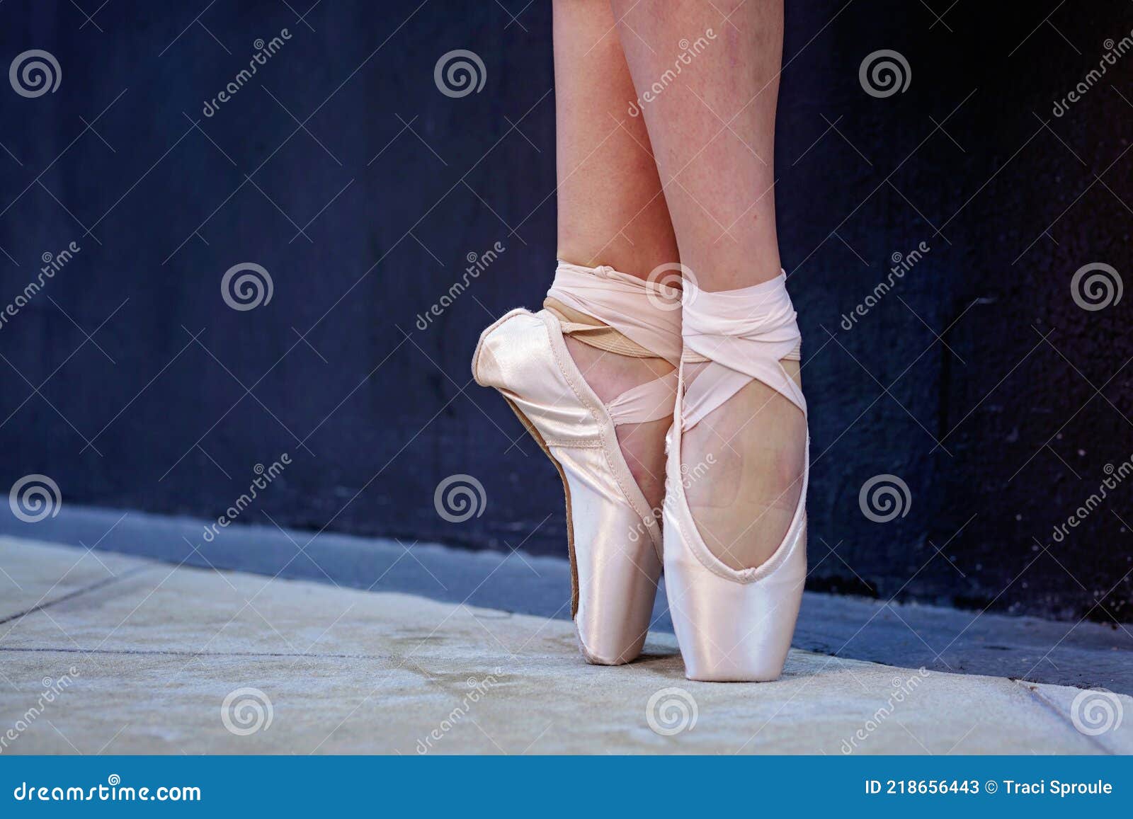 Bailarina de pé em pointe em chinelos de balé
