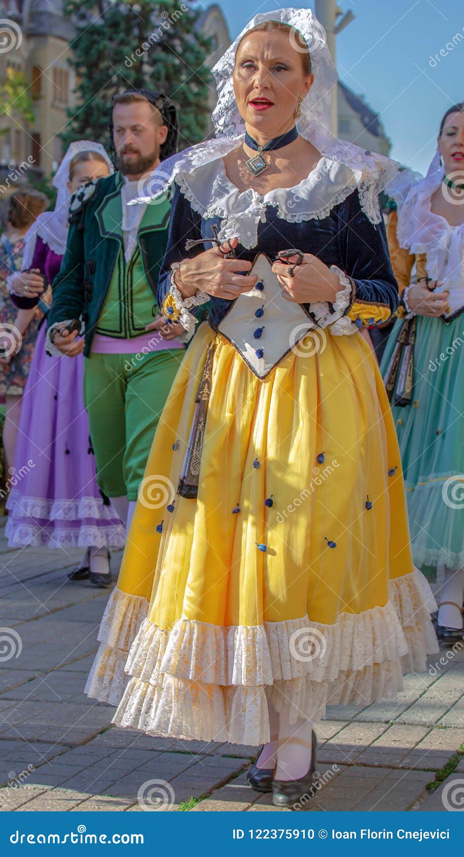 Dançarino Maduro Espanhol Das Mulheres No Traje Tradicional Foto