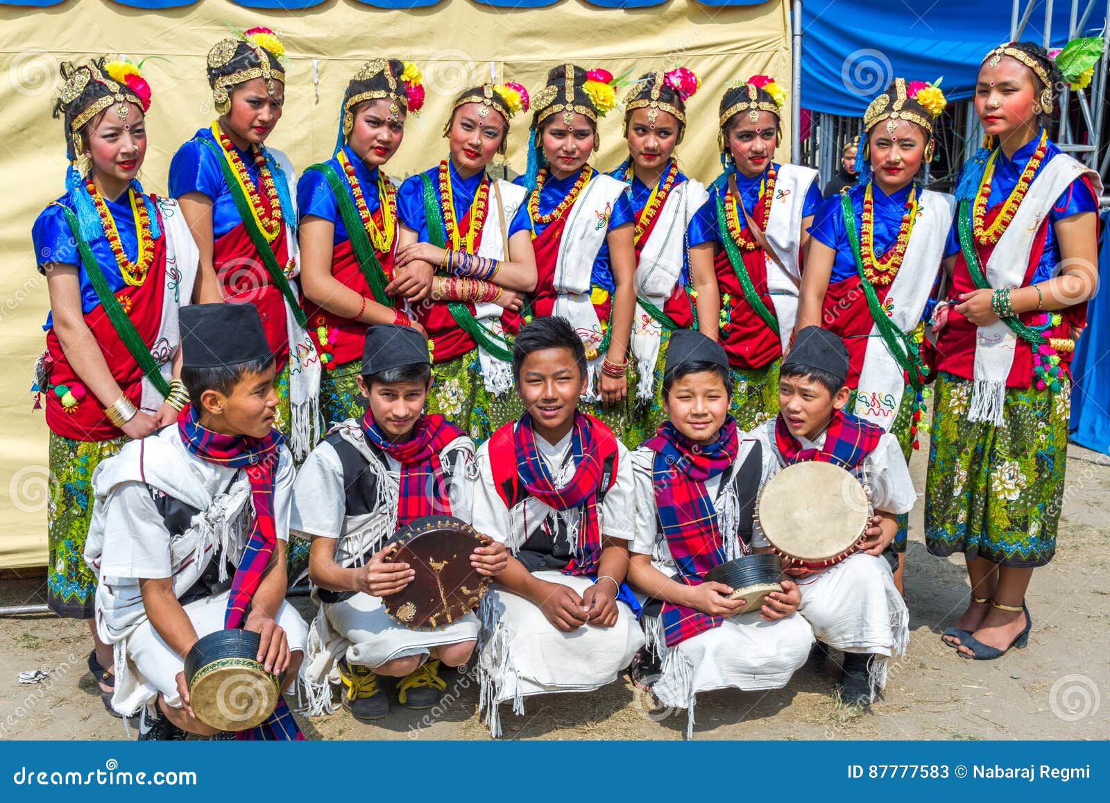 Dançarinos Nepaleses No Vestuário Tradicional Do Nepali Foto de Stock  Editorial - Imagem de roupa, traje: 87777583