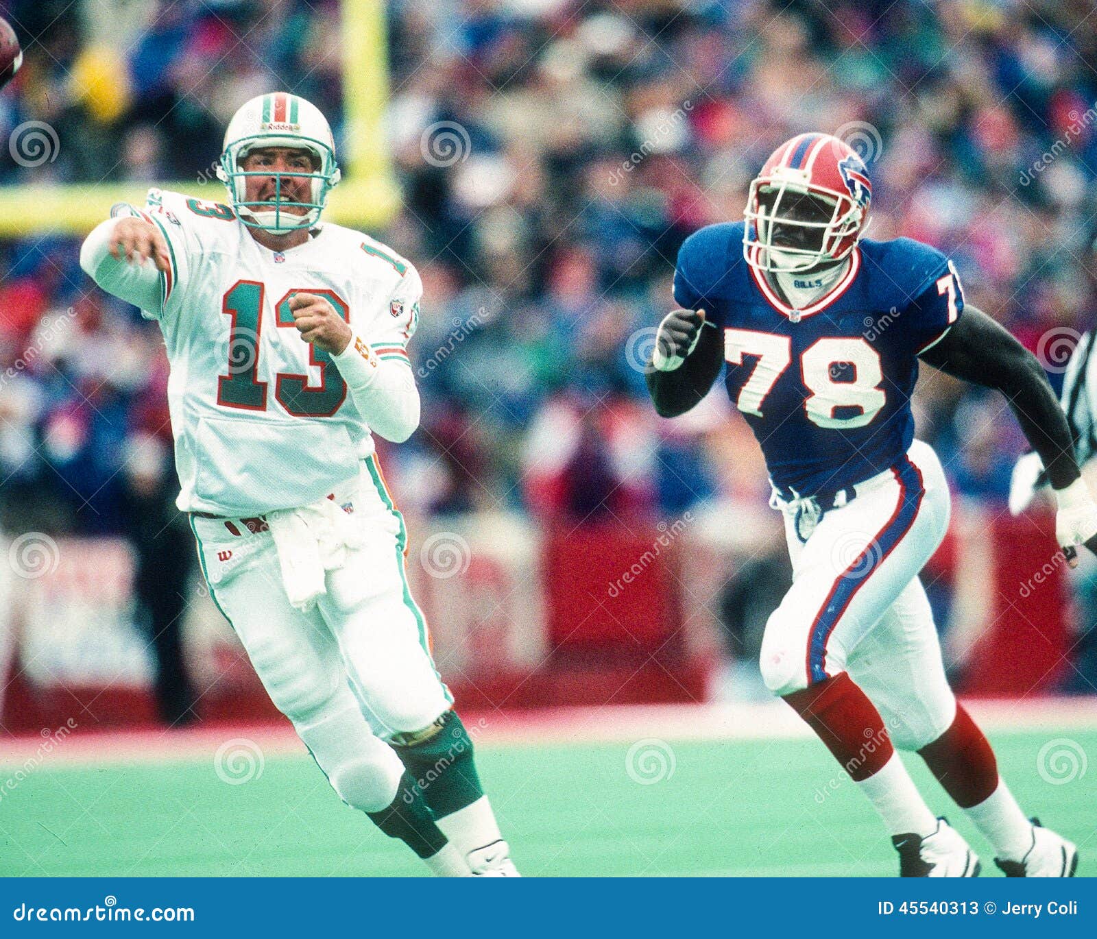 Duas legendas Dan Marino e Bruce Smith do NFL em um matchup do leste do AFC (Imagem tomada do negativo da cor )