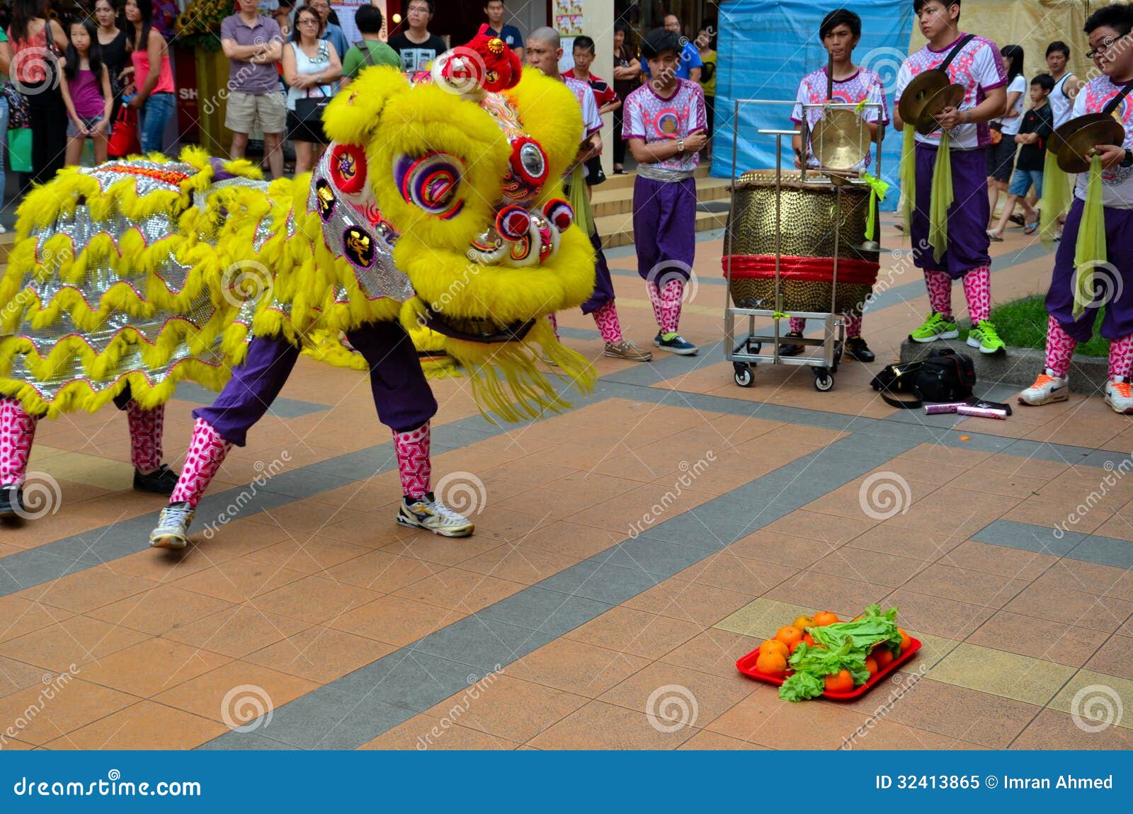 Dance Troupe Performs Chinese Lion Dance, Singapore Editorial Image - Image: 32413865