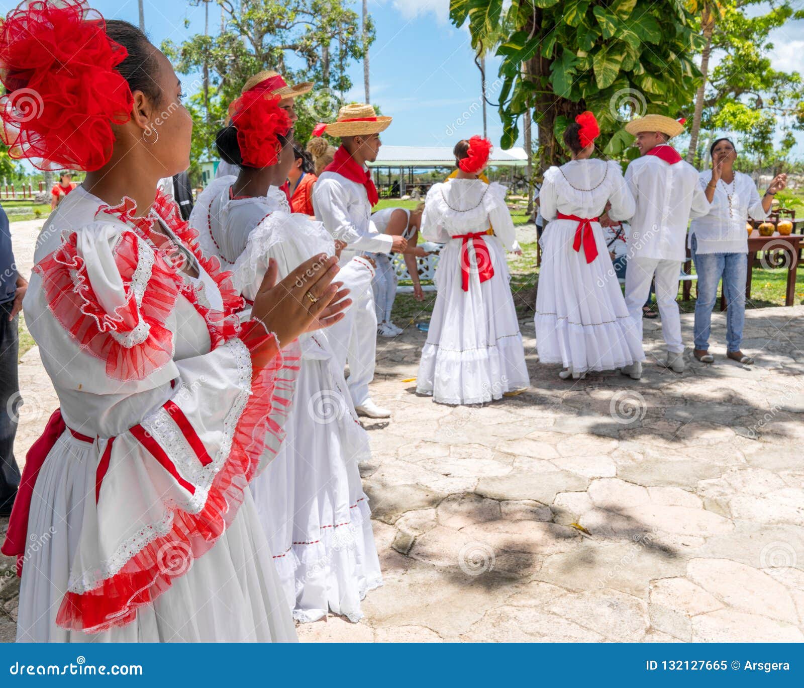 Кубинский народный танец. Национальные кубинские танцы. Куба танцы национальные. Куба национальный костюм.