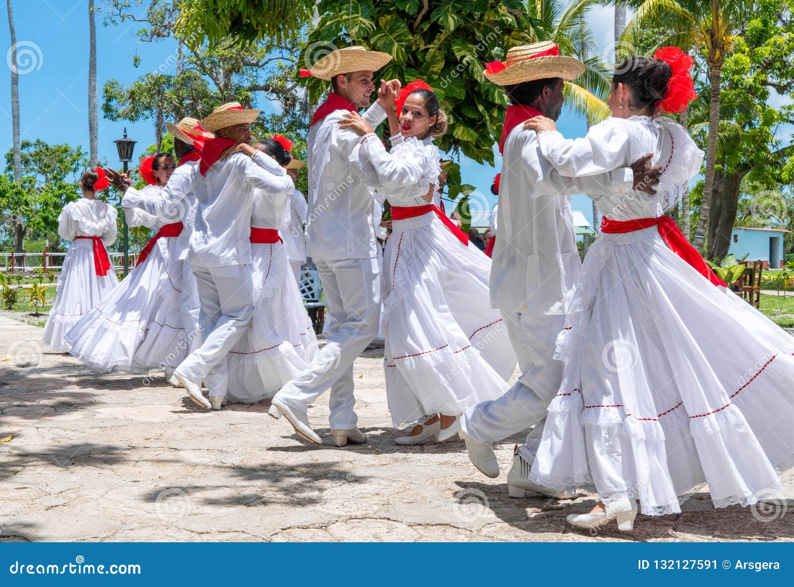 Кубинский народный танец. Национальные кубинские танцы. Куба танцы национальные. Кубинский народный костюм.