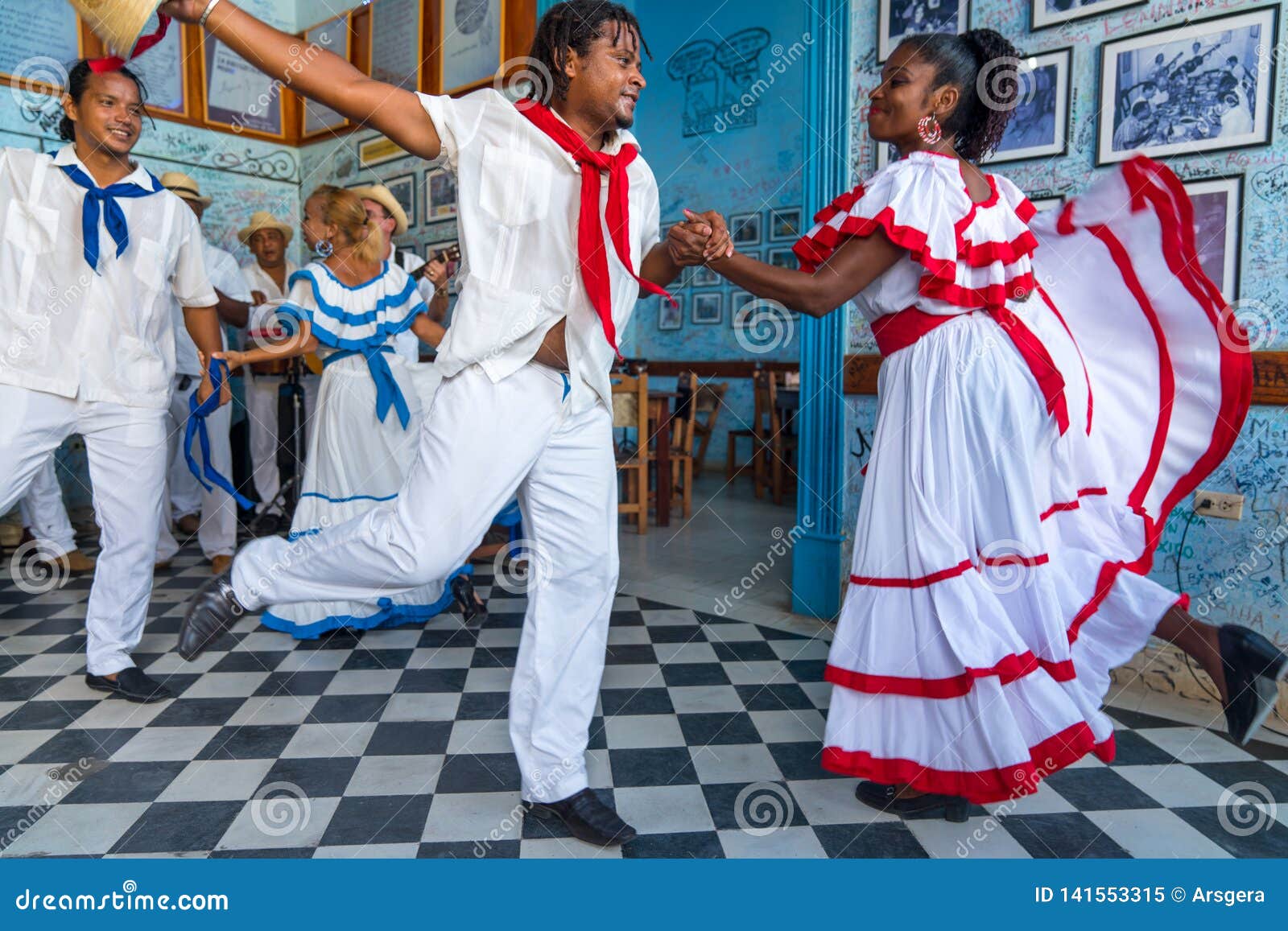 Кубинский народный танец. Кубинцы национальный костюм. Национальные Наряды кубинцев. Костюм Румба Кубинская. Национальная одежда на Кубе.