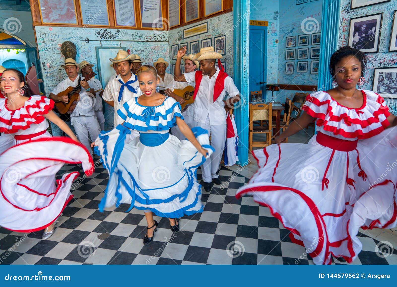 Кубинский народный танец. Костюм Румба Кубинская. Кубинский национальный костюм женский. Национальные кубинские причёски.