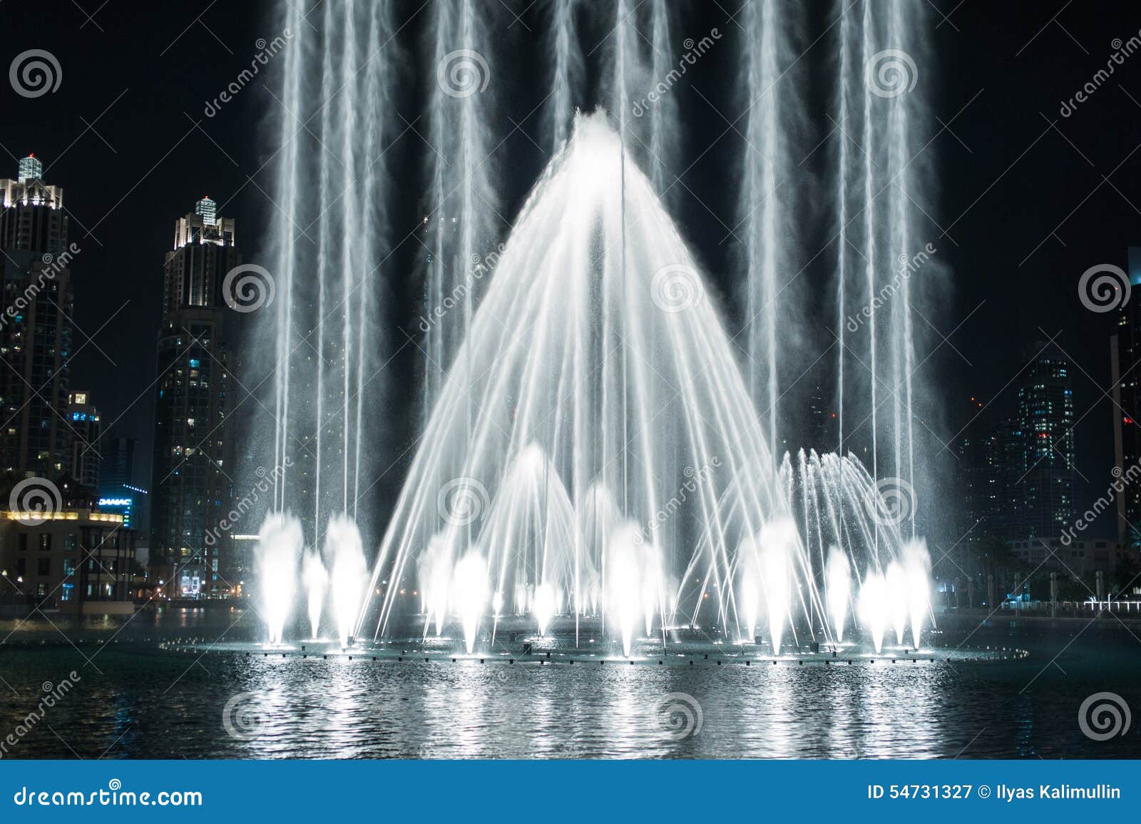 Dancing fountain in Dubai stock image. Image of dark 54731327