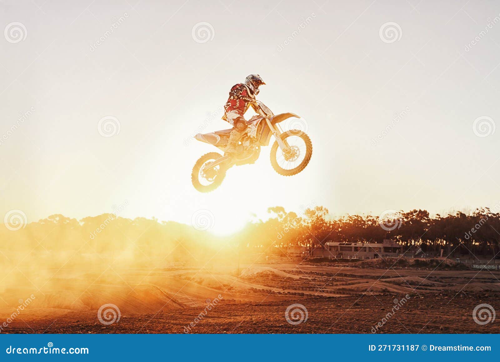 Dando Um Salto De Cada Vez. Uma Fotografia De Um Motocross No Ar Durante  Uma Corrida. Imagem de Stock - Imagem de passatempo, povos: 271731187