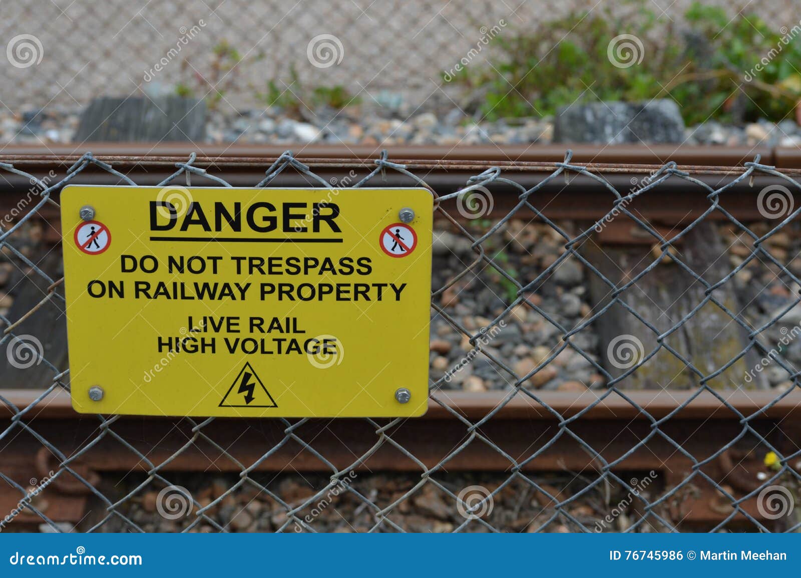 danger do not trespass sign.
