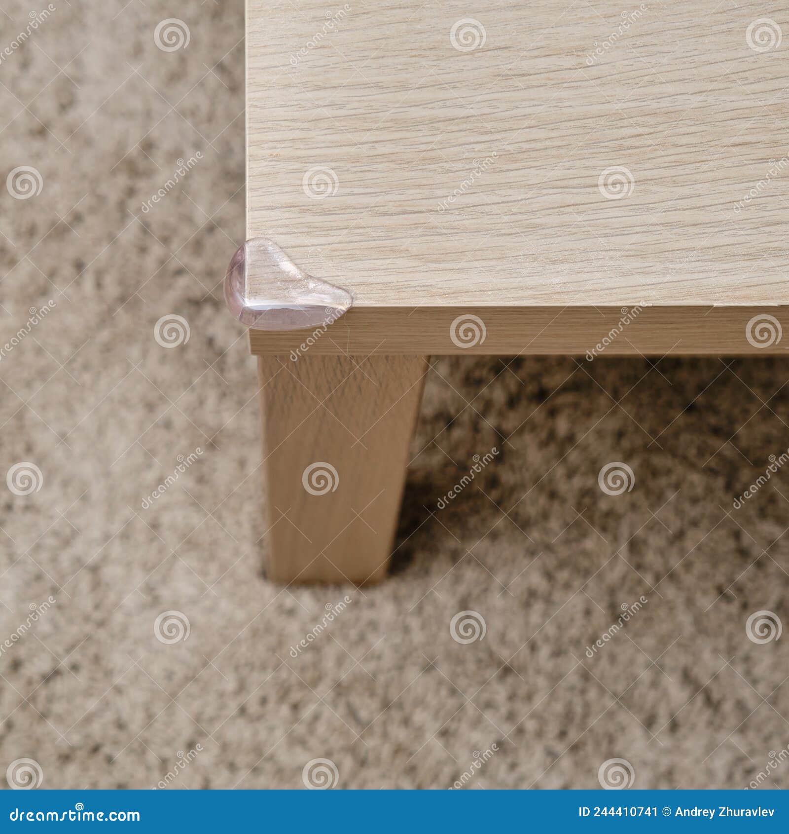 Danger Pour Bébé Frappé Le Coin De La Table. Protéger Les Enfants Du  Mobilier De Maison Protection Des Enfants Image stock - Image du  kindergarten, automne: 244410741